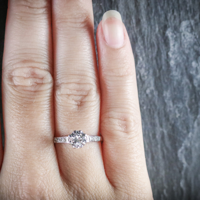 ANTIQUE EDWARDIAN DIAMOND SOLITAIRE ENGAGEMENT RING CIRCA 1910 PLATINUM HAND