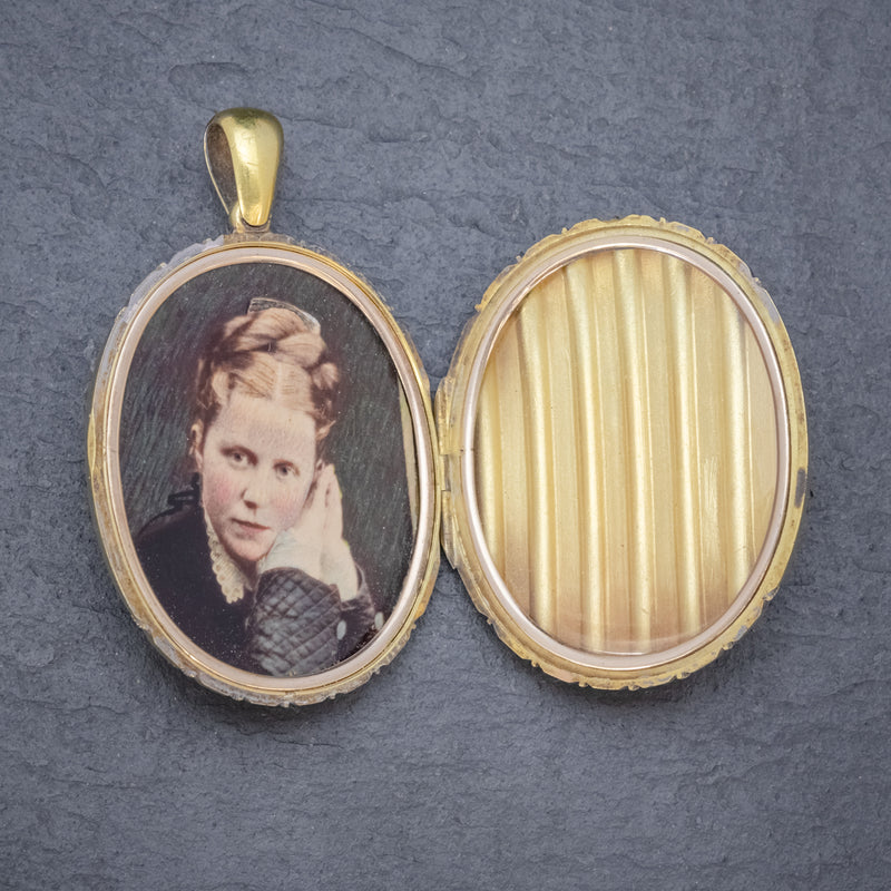 ANTIQUE VICTORIAN 18CT GOLD LOCKET HAND PAINTED PHOTOGRAPH CIRCA 1880 OPEN