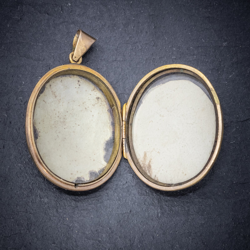 ANTIQUE VICTORIAN ENGRAVED 18CT GOLD LOCKET CIRCA 1880 open