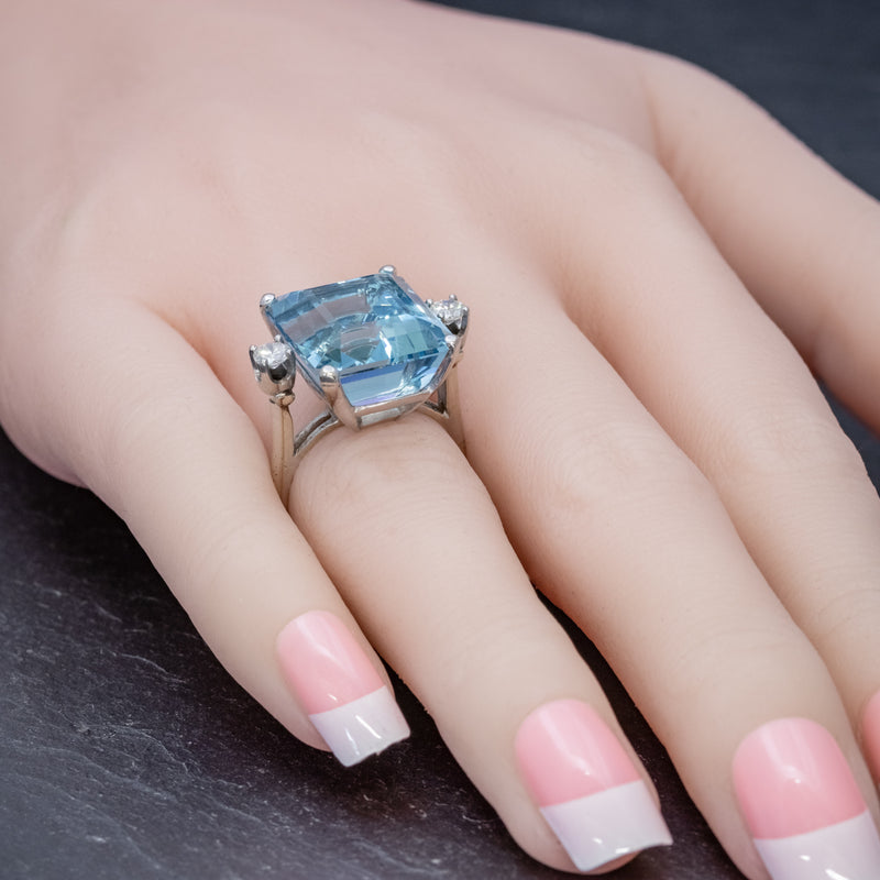 ART DECO AQUAMARINE RING 18CT WHITE GOLD 17.5CT AQUA CIRCA 1920 HAND2