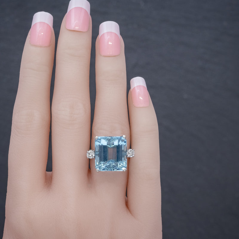ART DECO AQUAMARINE RING 18CT WHITE GOLD 17.5CT AQUA CIRCA 1920 HAND
