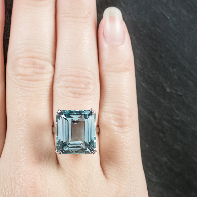 ART DECO AQUAMARINE RING 18CT WHITE GOLD CIRCA 1920 hand