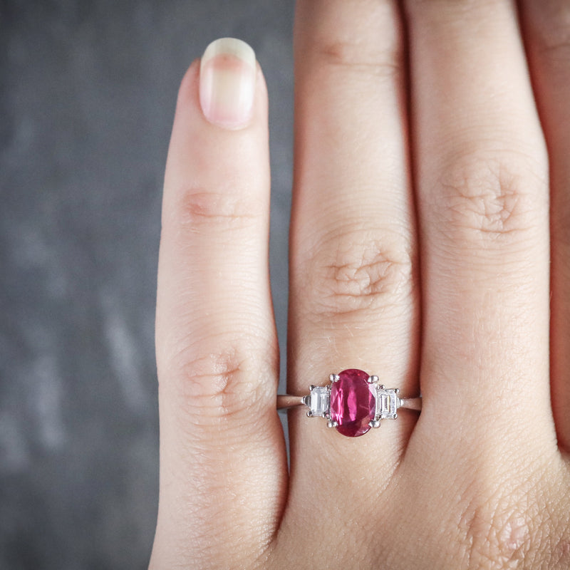 VINTAGE RUBY DIAMOND TRILOGY RING 18CT GOLD HAND