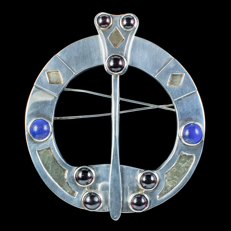 Penannular pin outlet